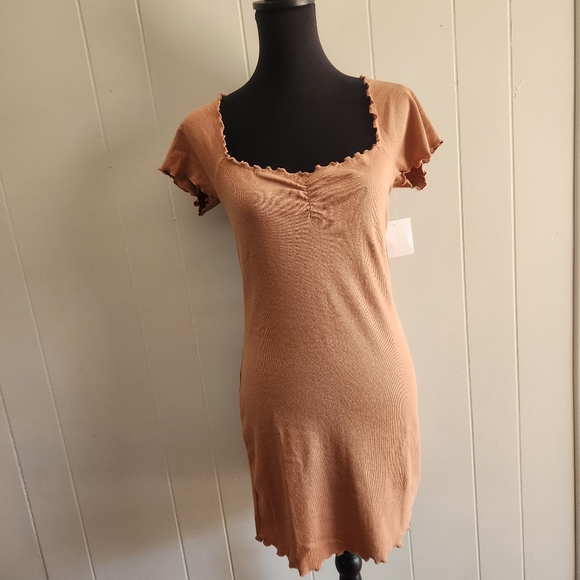 Abound Dresses & Skirts - Abound, Short Sleeve Dress, Tan w/Lettuce Edge, M